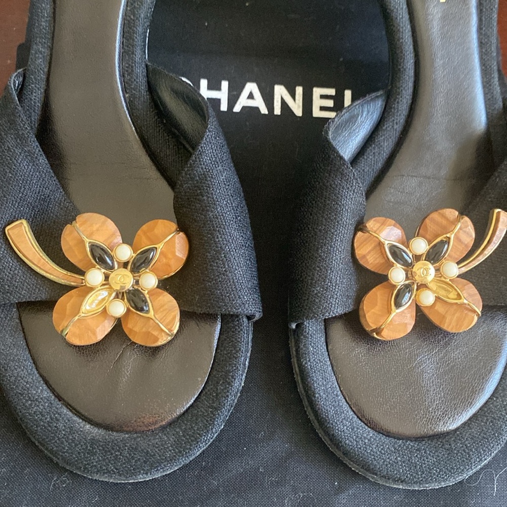 CHANEL 🖤BLACK🖤 LINEN HEELED SANDALS GOLD/WOOD FLORAL ACCENT SIZE 39.5 🌟GUC🌟 - Picture 5 of 17